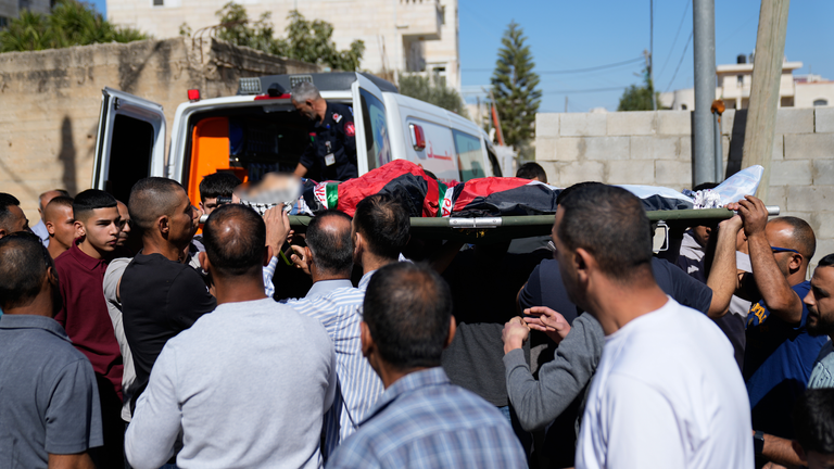 Yas tutanlar, İsrail askerleri tarafından vurularak öldürülen 15 yaşındaki Filistinli Yamen Hamed'in naaşını taşıyor. Resim: AP
