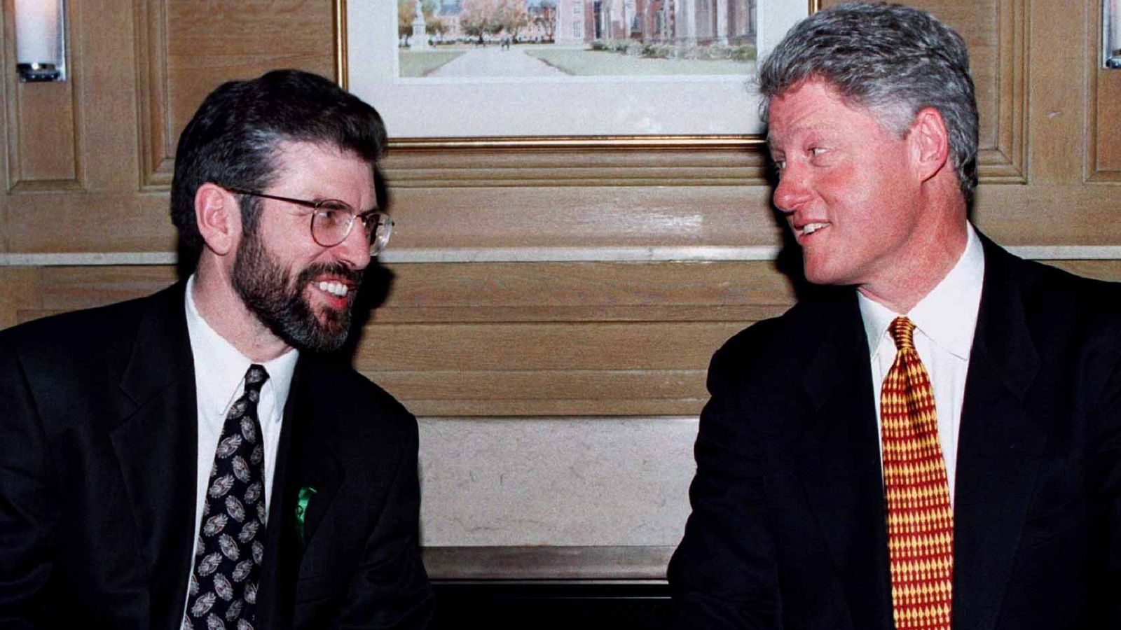 Clinton zei dat hij een openbare handdruk met Gerry Adams moest vermijden, zo blijkt uit documenten | Nieuws uit de wereld