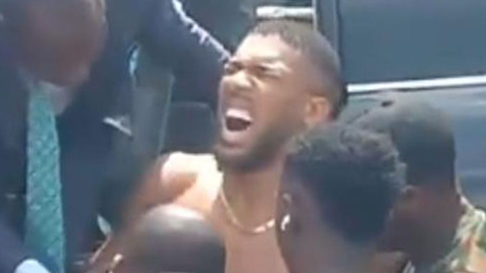 Anthony Joshua gewond geraakt bij auto-ongeluk in Nigeria, zegt de politie | Nieuws uit de wereld