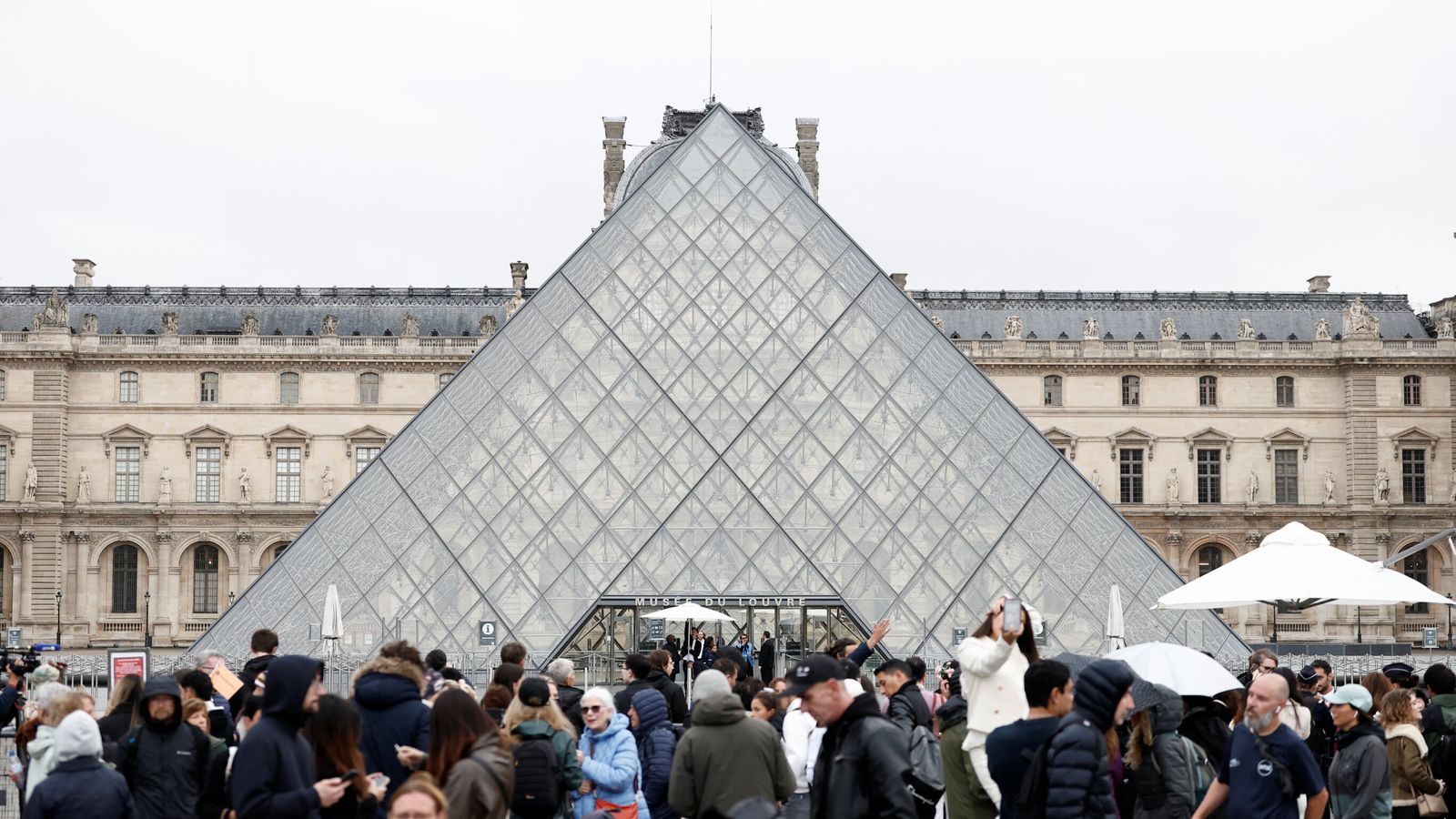 Honderden boeken in het Louvre beschadigd door waterlek, slechts enkele weken na de overval van £ 76 miljoen | Wereldnieuws