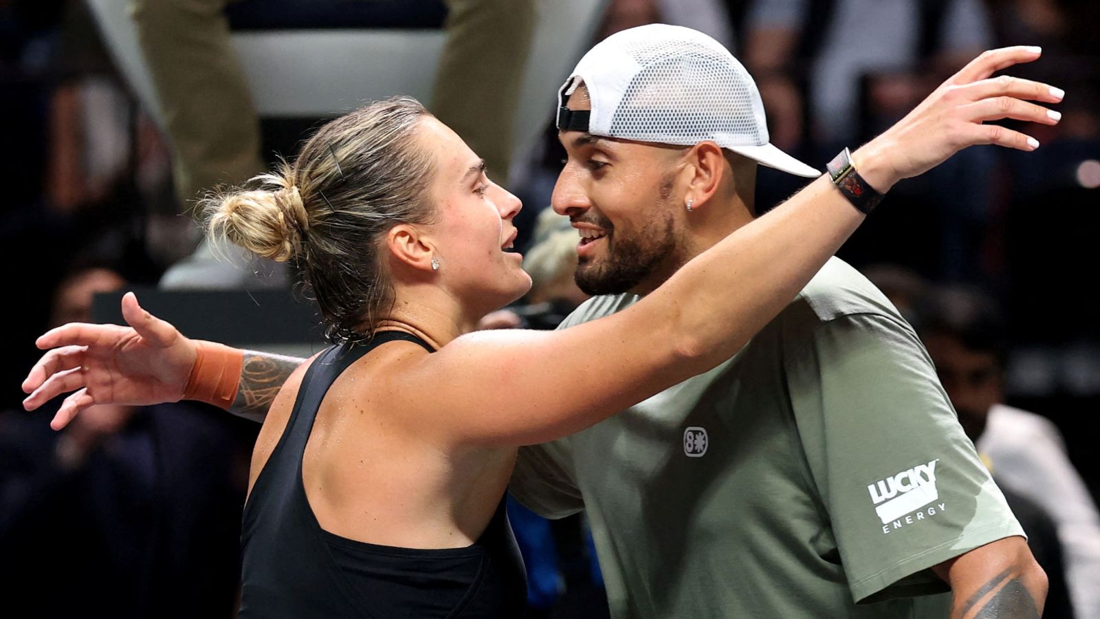 Nick Kyrgios verslaat Aryna Sabalenka en wint tenniswedstrijd ‘Battle of the Sexes’ | Wereldnieuws