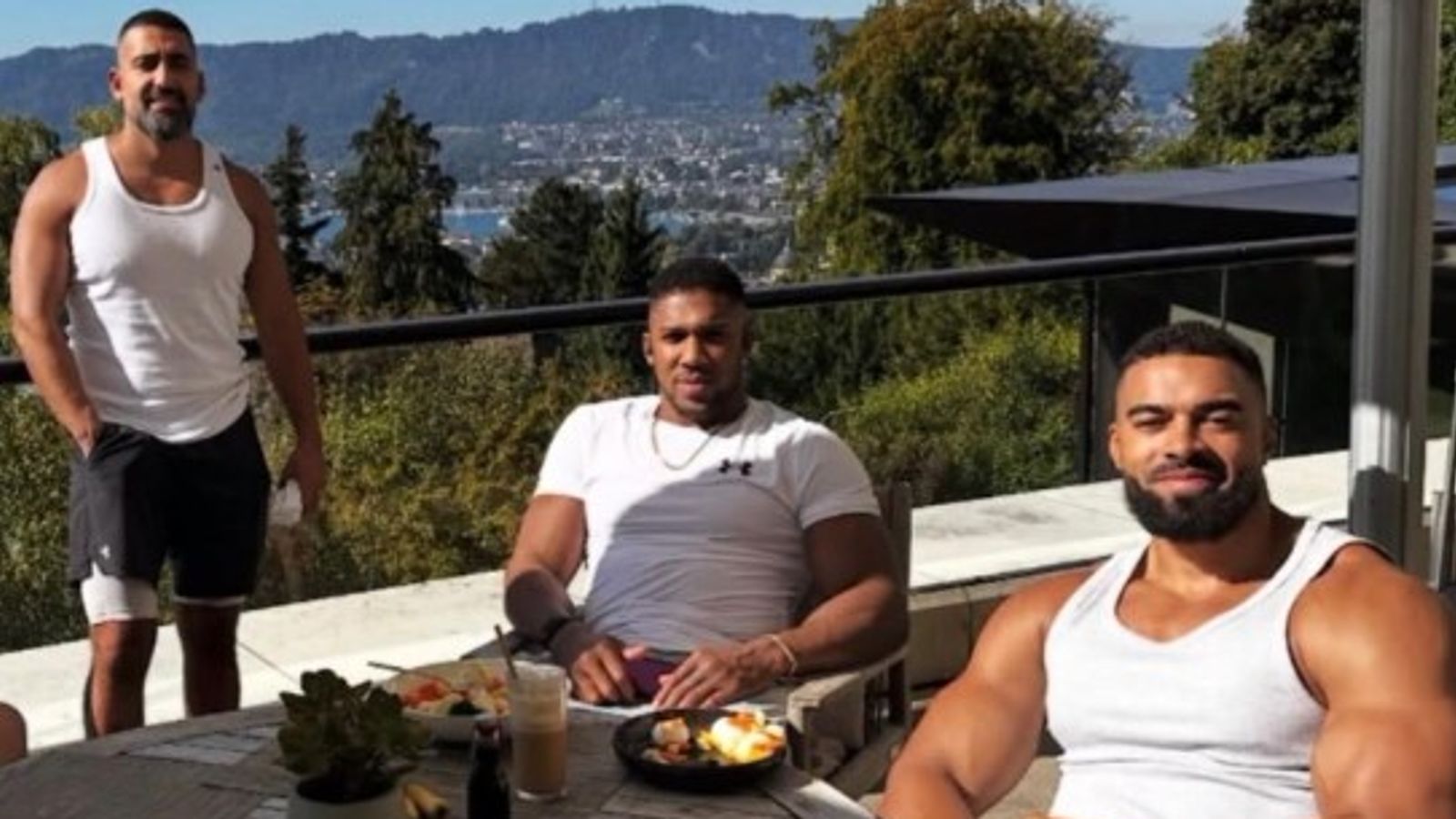 Twee mensen omgekomen bij auto-ongeluk Anthony Joshua genoemd als ‘goede vrienden’ van bokser | Wereldnieuws