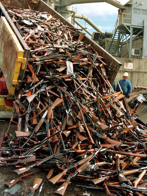 Een vrachtwagen lost verboden wapens. Foto: Reuters