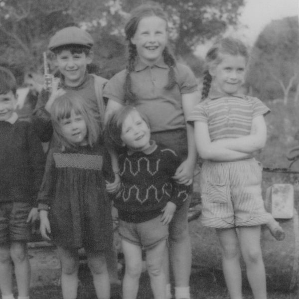 肖恩（戴帽子）和西沃恩（在他面前）在爱尔兰蒂珀雷里的一个农场