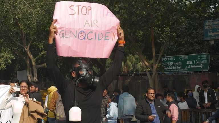 Pessoas protestam contra a poluição do ar em Delhi