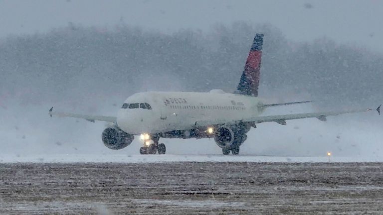 Delta Air Lines'a ait bir uçak New York'taki Greater Rochester Uluslararası Havalimanı'ndan kalkışa hazırlanıyor. Resim: Reuters