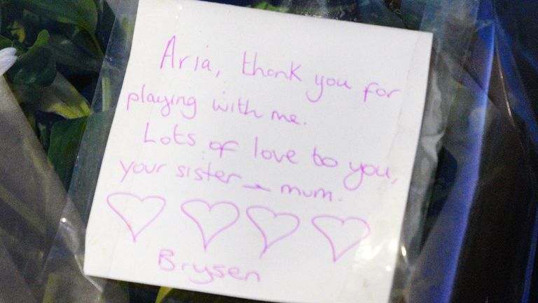 Olay yerine çiçekler ve hatıralar bırakıldı. Resim: PA