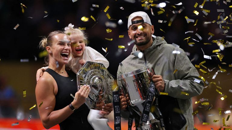 Aryna Sabalenka, haar peetdochter Nicole en Nick Kyrgios vieren feest met trofeeën na de wedstrijd. Afbeelding: Reuters
