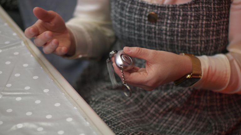 Kobiety, którym pomaga organizacja charytatywna, otrzymują kieszonkowe alarmy dotyczące gwałtu 