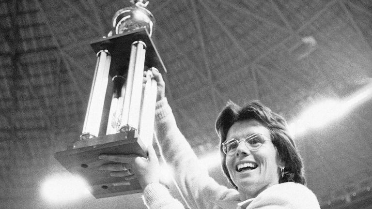 Billie Jean King segura o troféu do vencedor após derrotar Bobby Riggs. Foto: AP