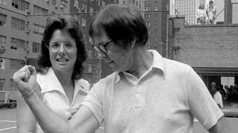 Bobby Riggs posa para Billie Jean King. Foto: AP