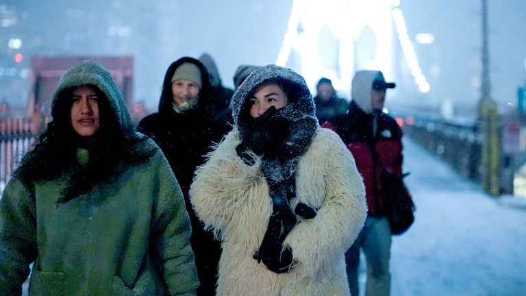 İnsanlar Brooklyn Köprüsü'nden geçiyor. Resim: Reuters