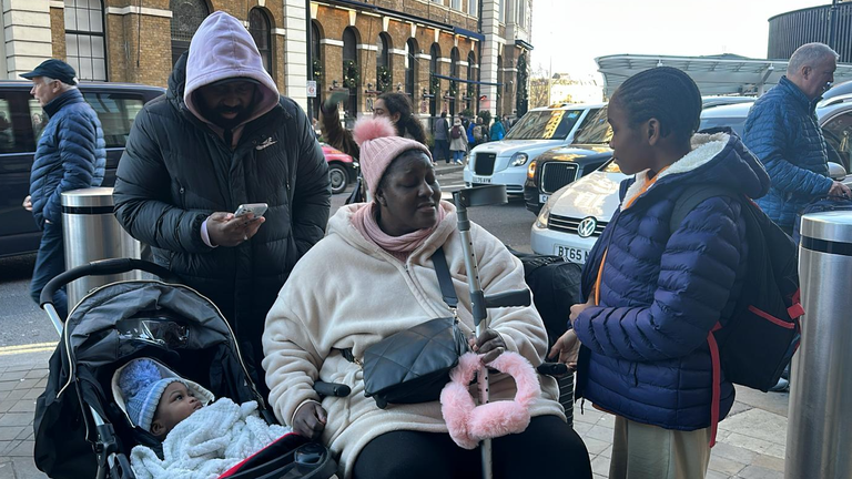 Buckmire Edwards ailesi St Pancras istasyonunda