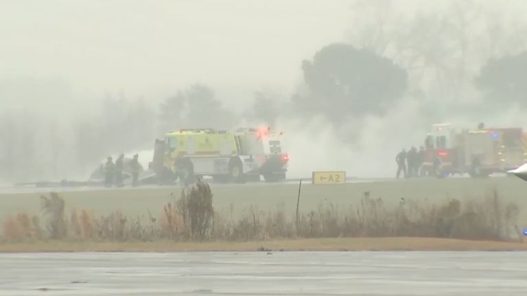 İtfaiye ekipleri kazaya müdahale ediyor. Resim: AP 