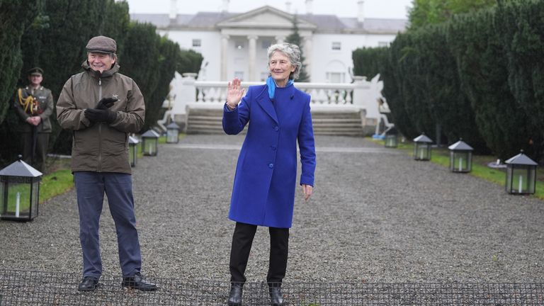 Başkan Catherine Connolly ve eşi Brian McEnery koşucuları alkışlıyor. Resim: PA