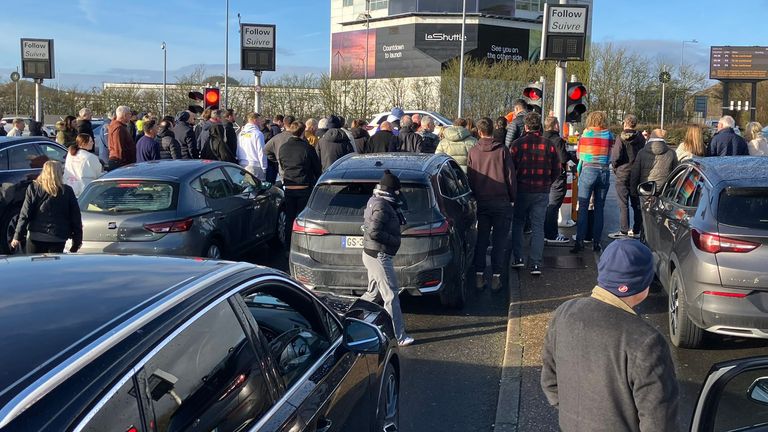 Folkestone'daki Manş Tüneli'nde Le Shuttle'a binmek için sıraya giren araçlar. Resim: @Dean_Pallant/X