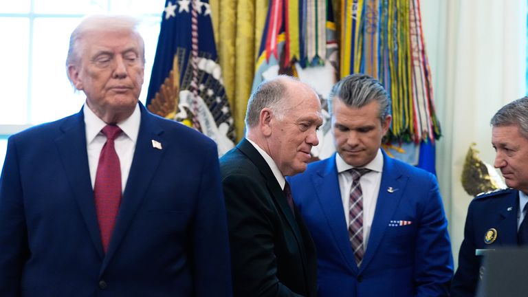 Tom Homan widać tutaj po prawej stronie Trumpa. Zdjęcie: AP