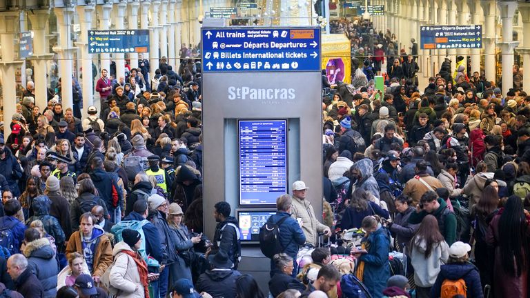 Gezginler Londra'daki St Pancras Uluslararası istasyonunda Eurostar hizmetleri için sıraya giriyor. Resim: AP