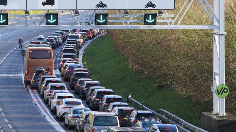 Yolcular Kent'teki Folkestone'daki Eurotunnel alanına girmek için sıraya giriyor. Resim: PA