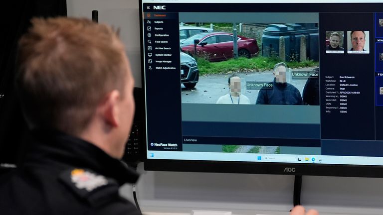 Bir polis memuru Surrey'de canlı bir yüz tanıma minibüsünün içindeki kamera yayınını izliyor. Resim: PA