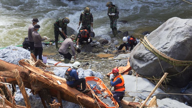 Ratownicy szukają ofiar powodzi w Tanah Datar na Zachodniej Sumatrze w Indonezji. Zdjęcie: AP