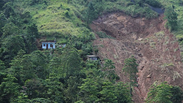 Osuwiska w wiosce Sarasavigama niedaleko Kandy na Sri Lance. Zdjęcie: AP