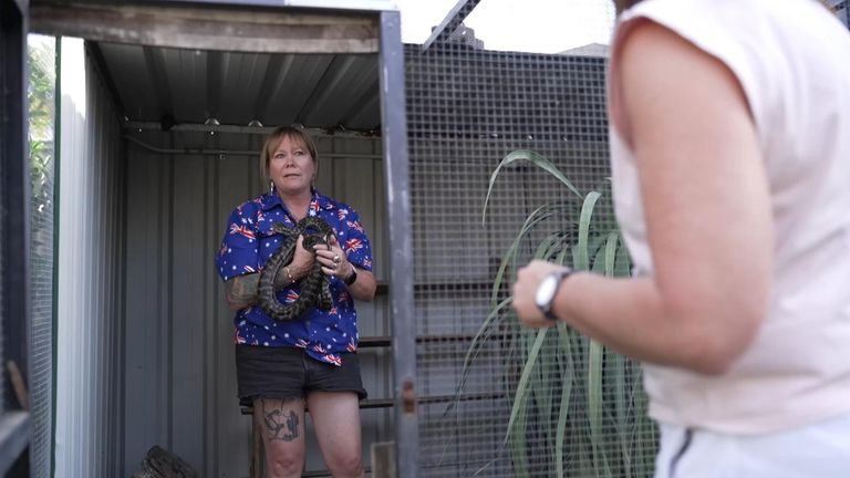 Bayan Grant yılanla