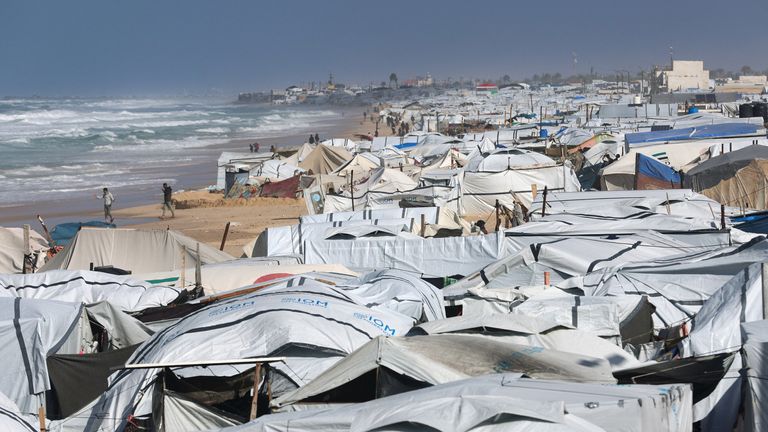Um acampamento na praia no sul de Gaza. Foto: Reuters