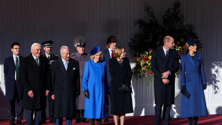 O Rei Charles, a Rainha Camilla, o Príncipe William, a Princesa de Gales, Frank-Walter Steinmeier e Elke Buedenbender participam de uma cerimônia de boas-vindas. Foto: Reuters