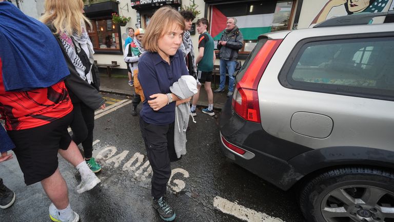 Greta Thunberg koşuculara katılıyor. Resim: PA