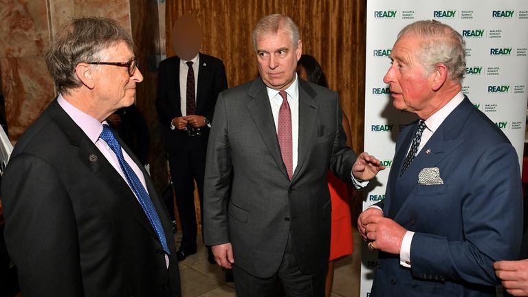 Bill Gates, 18 Nisan 2018'de Londra'da düzenlenen sıtma zirvesinde dönemin Prens Andrew'u ve ardından Prens Charles ile konuşuyor. Resim: Reuters