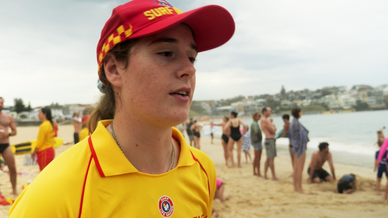 衝浪救生員 JJ 幫助救援人員