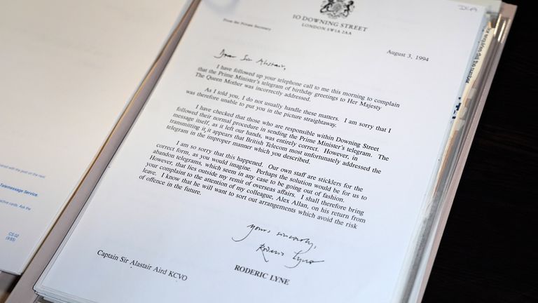 Roderic Lyne'dan Yüzbaşı Sör Alastair Aird'e gönderilen belge. Resim: PA 