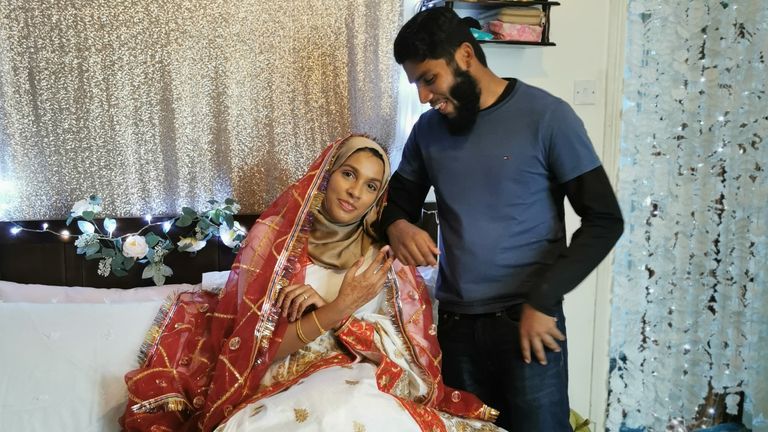 Kamran Ahmed, kız kardeşi Shahmina Alam ile birlikte