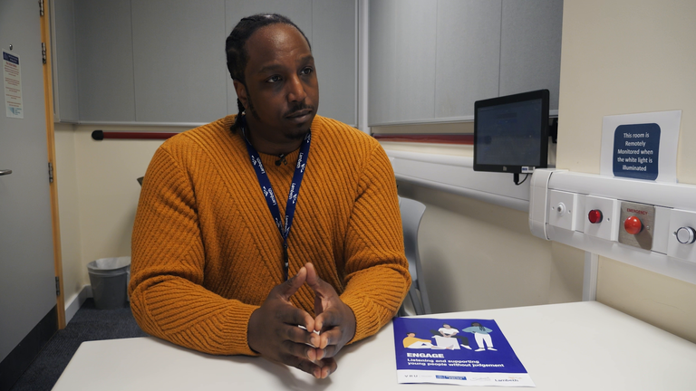 Gençlik çalışanı Ian Patnelli gözaltında tutulan gençlerle konuşuyor