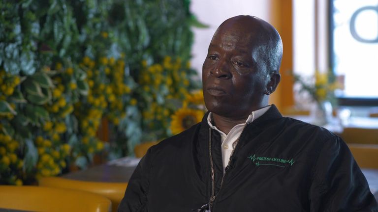 Mark Rodney çocukları daha güvenli bir yere taşımak için sosyal hizmetlerle çalışıyor