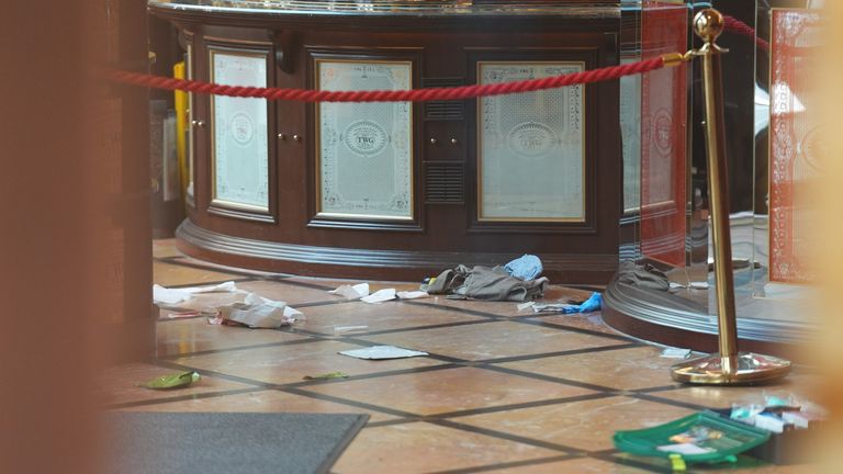 Ağustos 2024'teki saldırının ardından olay yerinde atılan giysiler ve acil tıbbi ekipmanlar. Dosya resmi: PA