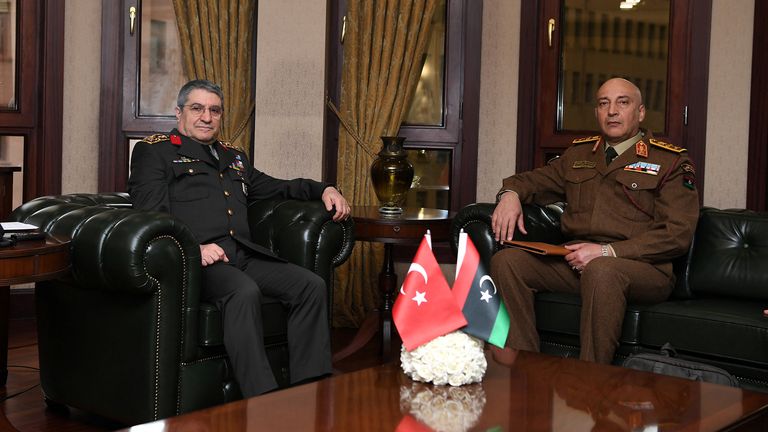 O turco Selcuk Bayraktaroglu (à esquerda) com o general Haddad na terça-feira. Foto: AP