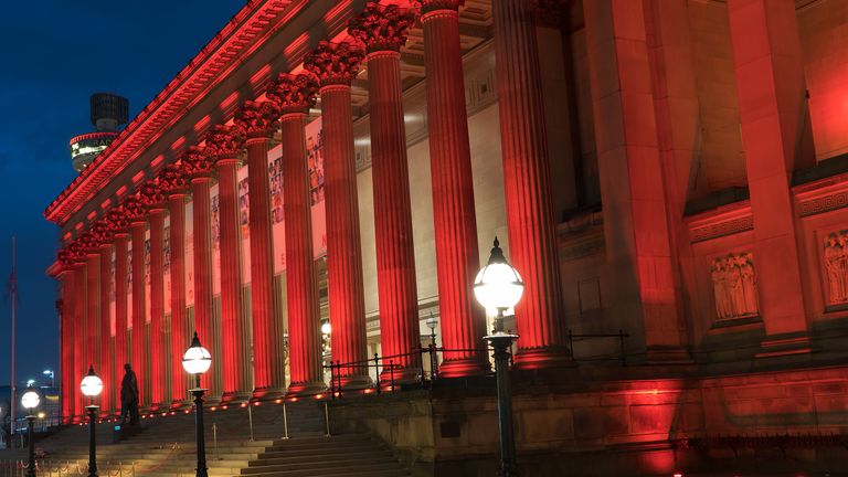 St Georges Hall w Liverpoolu rozświetlił się na czerwono w 2019 roku w 30. rocznicę katastrofy. Zdjęcie: Shuttercock