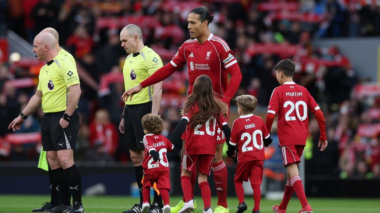 Liverpool's Virgil van Dijk with former player Diogo Jota's sons Dinis and Duarte before the match