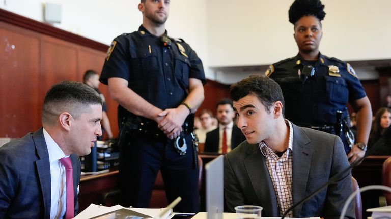 Luigi Mangione pokazano film przedstawiający zabójstwo dyrektora generalnego UnitedHealthcare, Briana Thompsona. Zdjęcie: AP