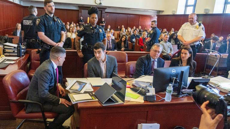 Luigi Mangione 將於 2025 年 12 月 1 日在紐約出庭參加證據聽證會。照片：美聯社