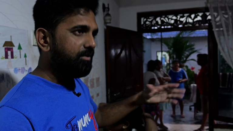 Asiri musiał schronić się na piętrze swojego domu, gdy wezbrały wody powodziowe