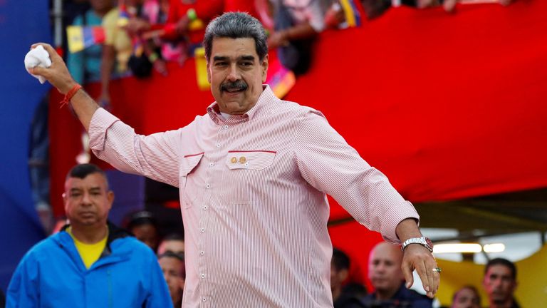 Maduro Pazartesi günü yaptığı konuşmada destekçileri tarafından desteklendi. Resimler: Reuters