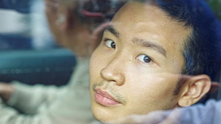 Miles Kwan sai de uma delegacia após sua prisão. Foto: Reuters