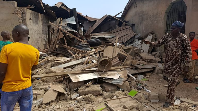 當地居民正在調查美國對誇拉地區奧法發動襲擊後造成的損失，據信襲擊目標是伊斯蘭國武裝分子。照片：路透社