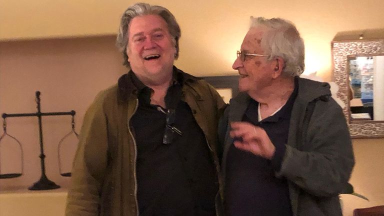 Amerikalı profesör Noam Chomsky ve Steve Bannon. Resim: @OversightDems