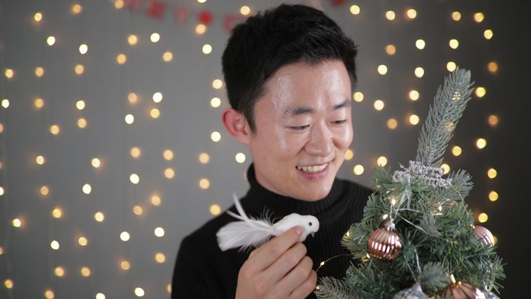 Il-yong Ju decora uma árvore de Natal