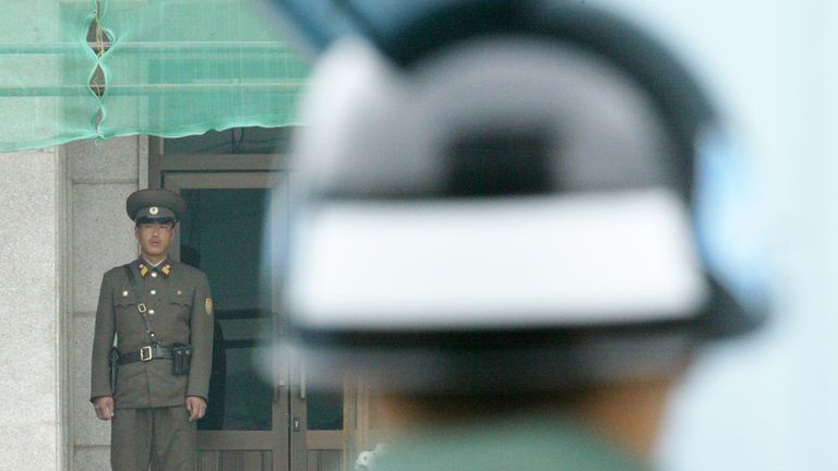 Soldados norte e sul-coreanos entram em confronto na zona desmilitarizada na sua fronteira comum. Foto: Reuters