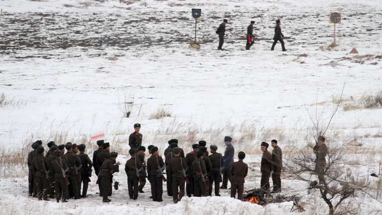 Soldados norte-coreanos treinando após uma nevasca na província de North Hamgyong. Foto do arquivo: Reuters